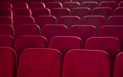 Kinoreihen mit roten Sitzen