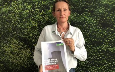 Patricia Lorenz mit dem Gutachten.