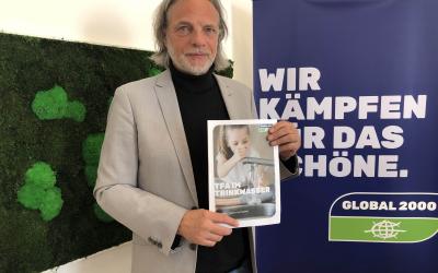 GLOBAL 2000 Experte Helmut-Burtscher Schaden hält das Factsheet zur TFA-Untersuchung mit dem Titel "TFA im Trinkwasser" in den Händen.