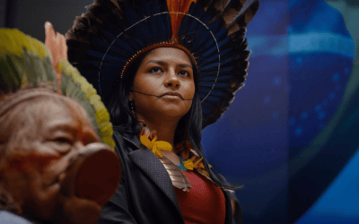 Filmsujet von Yanuni: Zwei Personen mit traditionellen Kopfschmuck und bunter Kleidung vor einem unscharfen Hintergrund