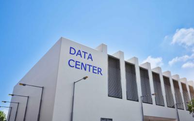 Rechgenzentrum: Gebäude mit Aufschrift Data Center vor blauem Himmel