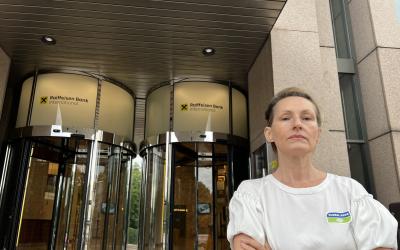 Patricia Lorenz steht vor einem der Raiffeisen Tower in Wien.