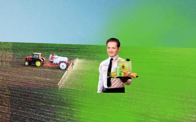 Foto-Collage mit dem Kopf von Norbert Totschnig, der in Hemd und Krawatte ein Tablett mit einem Kanister mit Gefahrensymbol, einem Glas grüner Flüssigkeit, Maiskolben, Tomate und Brot hält, im Hintergrund ein Traktor auf einem Feld mit grünem Nebel