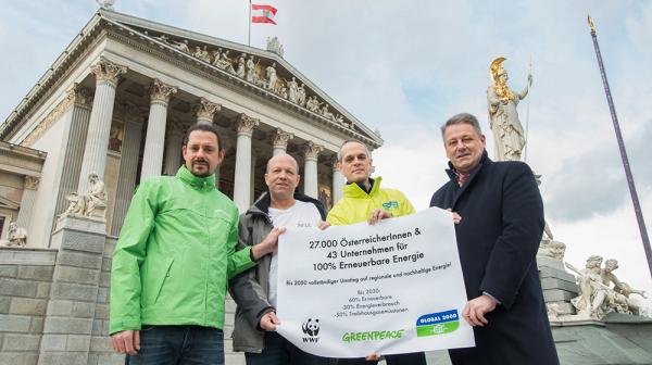 Unterschriftenübergabe 100% Erneuerbare Energie