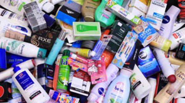 Kosmetikprodukte liegen ausgebreitet auf einem Tisch