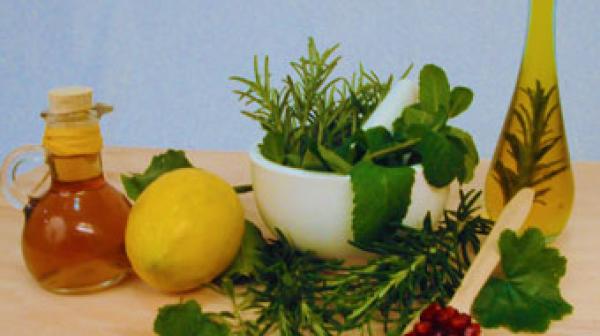 Kräuter und Öle für die Zubereitung von Naturkosmetik