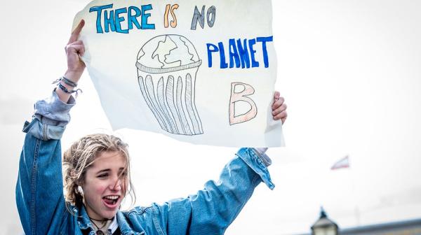 Aktivistin mit Schild "There is no Planet B"