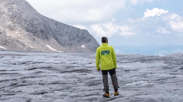 GLOBAL 2000 Aktiver steht auf Dachstein Gletscher