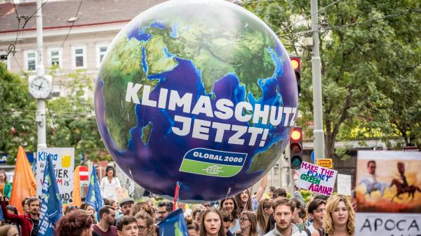 GLOBAL 2000 Weltkugel am Klimastreik