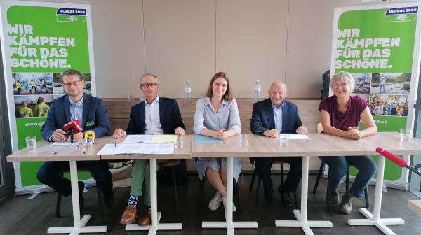 Podium Pressekonferenz Klimaklage