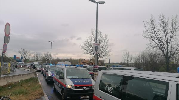 Polizeiaufgebot beim Protestcamp in Hirschstetten