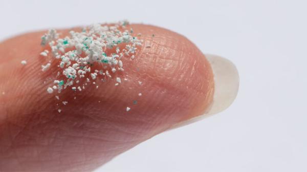 Mikroplastik auf Finger