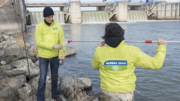 GLOBAL 2000 Mitarbeiter entnehmen Wasserproben aus einem Staubecken in der Nähe des AKW Mochovce