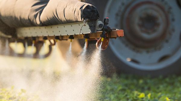 Traktor spritzt Pestizide