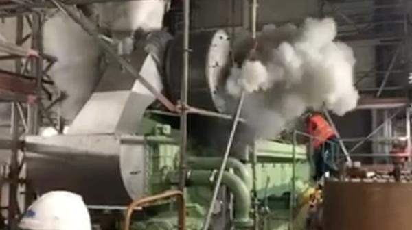 Rauchwolke steigt aus Notstrom-Generator im AKW Mochovce 3