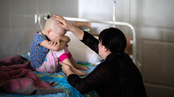 Krebskrankes Kind im Krankenhaus in der Ukraine