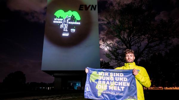 Aktivist mit Banner