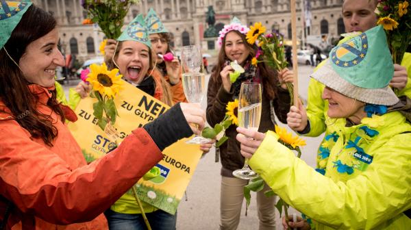AktivistInnen mit Sekt zur Feier von EBI
