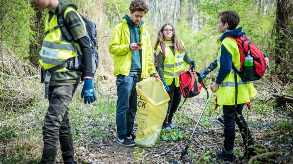 Schülerinnen sammeln Müll mit GLOBAL 2000 und der Dreckspotz App