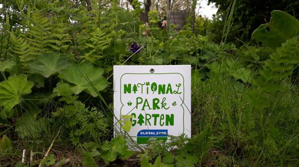 Nationalpark Garten Plakette im Grünen