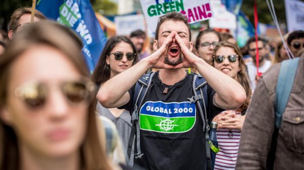 Demonstrant bei Earth Strike ruft etwas in Richtung Kamera