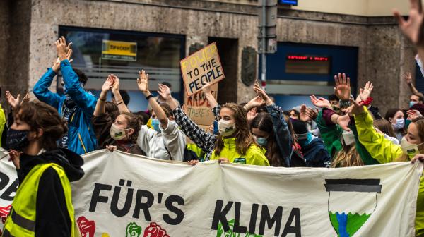 Demobild: Global fürs Klima und Power to the People