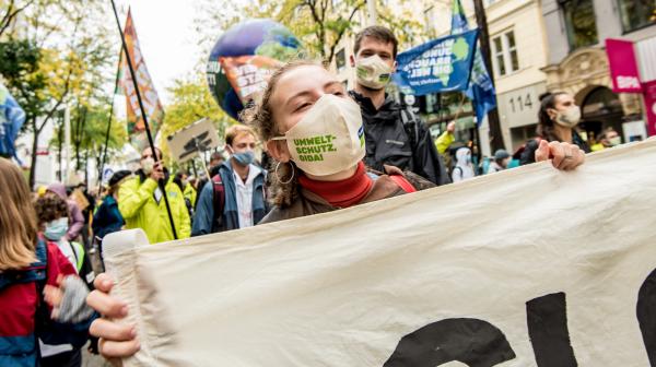 Klimastreik Demonstrantin mit MNS "Umweltschutz, oida!"