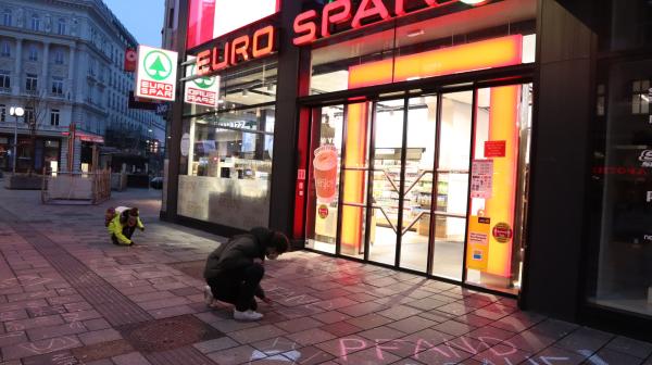 Kreideaktion vor Spar-Filiale