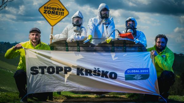 AktivistInnen auf Herzlbank mit Stopp "AKW Krsko" Banner 