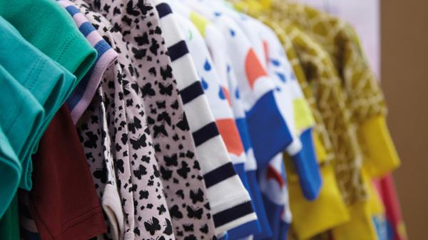 bunte Kleidung die auf der Kleiderstange hängt