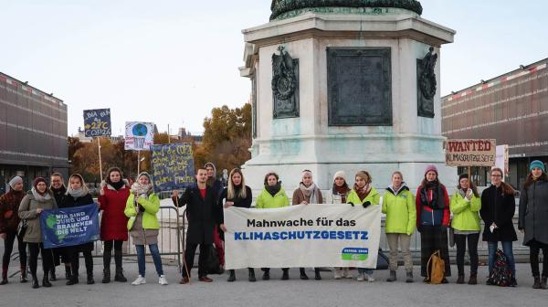Aktion am Heldenplatz: Aktive von GLOBAL 2000 halten Mahnwache für ein dringend nötiges Klimaschutzgesetz