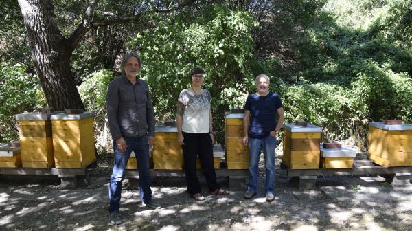 RednerInnen der Pressekonferenz bei der Imkerschule Wien