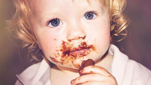 Kind mit Schokolade
