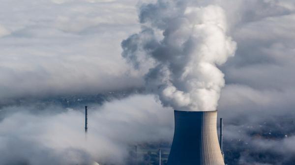 Hinkley Point AKW Schornstein, aus dem Rauch steigt