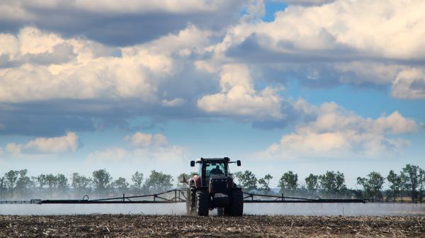 Traktor der Pestizide am Feld ausbringt