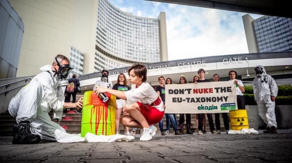 Aktivistinnen protestieren gegen Atom-Taxonomie