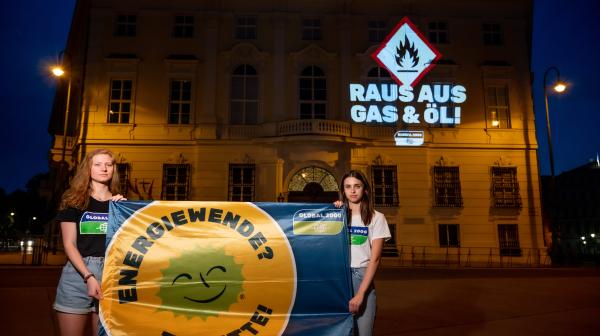 Aktivistinnen protestieren für Öl- und Gasausstieg