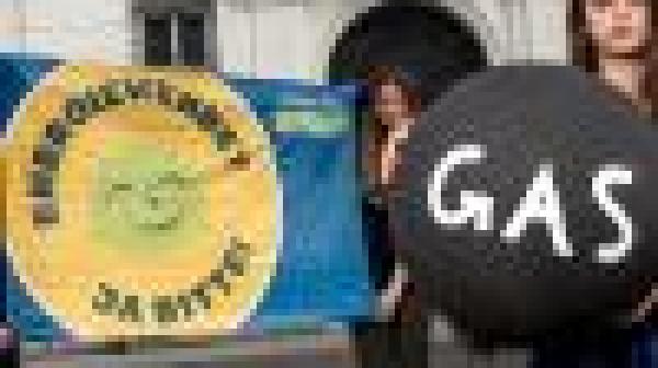 Aktivistinnen vor Bundeskanzleramt Raus aus Gas