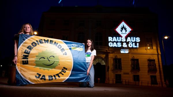 Aktivistinnen demonstrieren für Raus aus Gas und Öl
