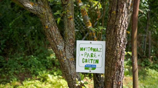 Nationalpark Garten Plakette auf einem Baum