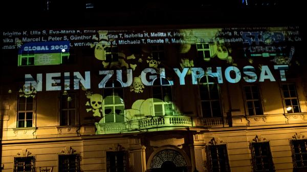 Nein zu Glyphosat - Spruch auf ein Haus projeziert