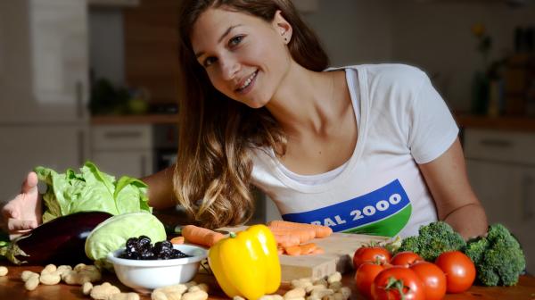 Frau kocht mit Gemüse