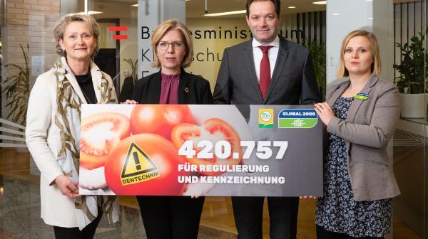 v.l.v.r. Gertraud Grabmann (Obfrau BIO AUSTRIA), Bundesministerin Leonore Gewessler, Bundesminister Norbert Totschnig, Agnes Zauner (Geschäftsführerin GLOBAL 2000)