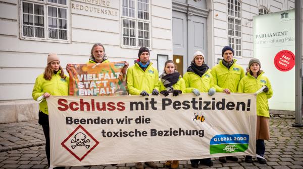 GLOBAL 2000-Aktivist:innen fordern "Schluss mit Pestiziden"