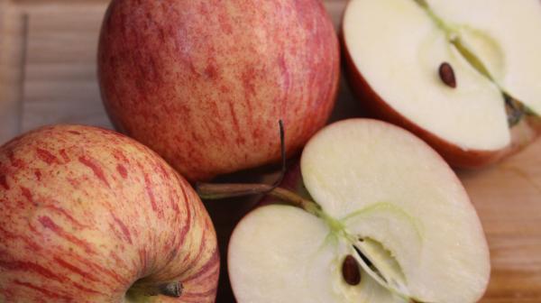 Äpfel liegen auf einem Brett