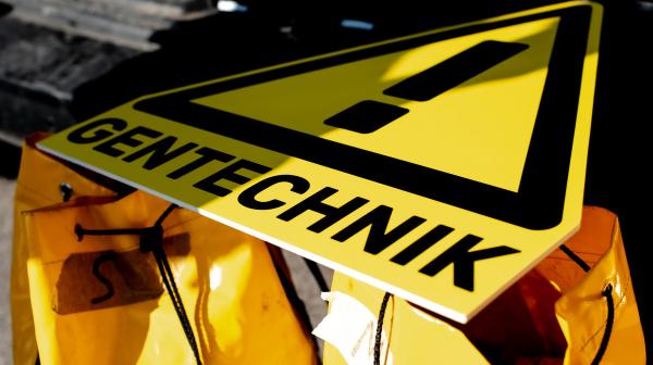Achtung-Schild mit Aufschrift "Gentechnik"