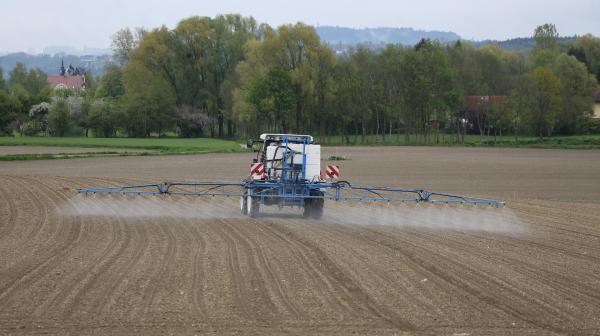 Traktor spritzt Pestizide