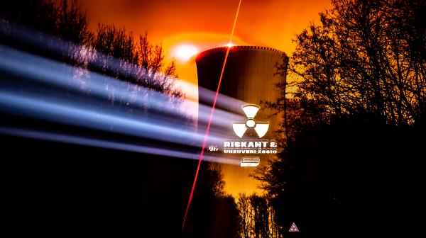 Riskant & Unzuverlässig Beamer Aktion auf AKW Mochovce