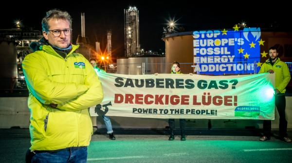 Aktionsfoto vor der OMV Raffinerie