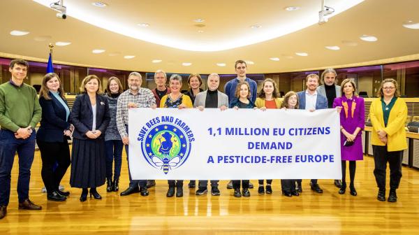 Initiator:innen mit EU-Kommissarinnen Stella Kyriakides und Věra Jourová